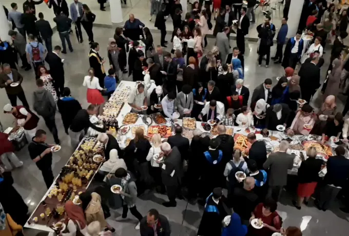 IUS 2018 Mezuniyet Törenimize katılan yaklaşık 2.000 kişiye açık büfe yemek servisini gerçekleştirdik