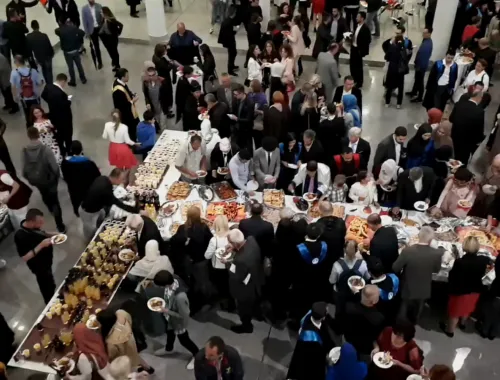 IUS 2018 Mezuniyet Törenimize katılan yaklaşık 2.000 kişiye açık büfe yemek servisini gerçekleştirdik